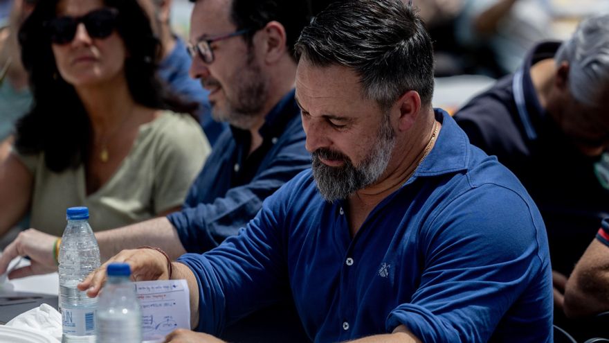 El presidente de Vox, Santiago Abascal (d), y el presidente de Vox en Madrid, José Antonio Fúster (c), durante una comida con afiliados y simpatizantes de Vox, en El Jardín de la Chalota, a 1 de junio de 2025, en Navalagamella, Madrid (España).