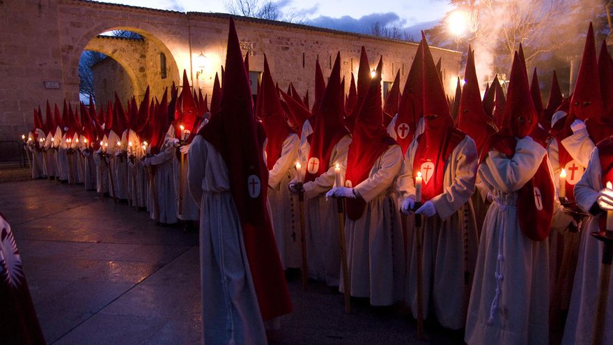 Hermanos de la Real Cofradía del Santísimo Cristo de las Injurias, en Zamora