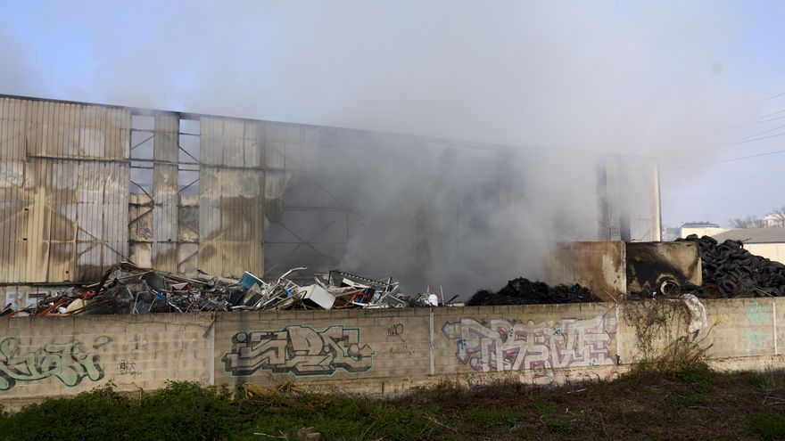 El incendio de grandes dimensiones en una planta de reciclaje de Vitoria hunde la calidad del aire hasta un nivel "insalubre"