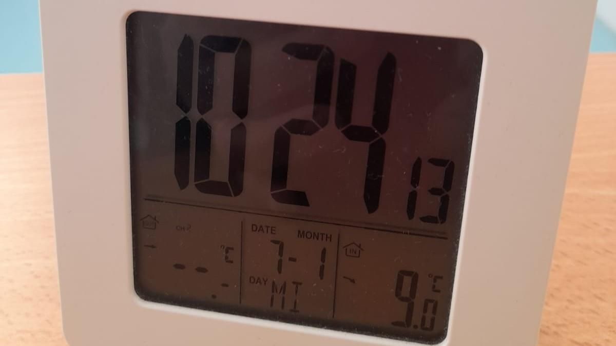 Un termómetro marca 9 ºC a las 10.29 horas del día 7 de enero en el pasillo de uno de los centros afectados por la dana.
