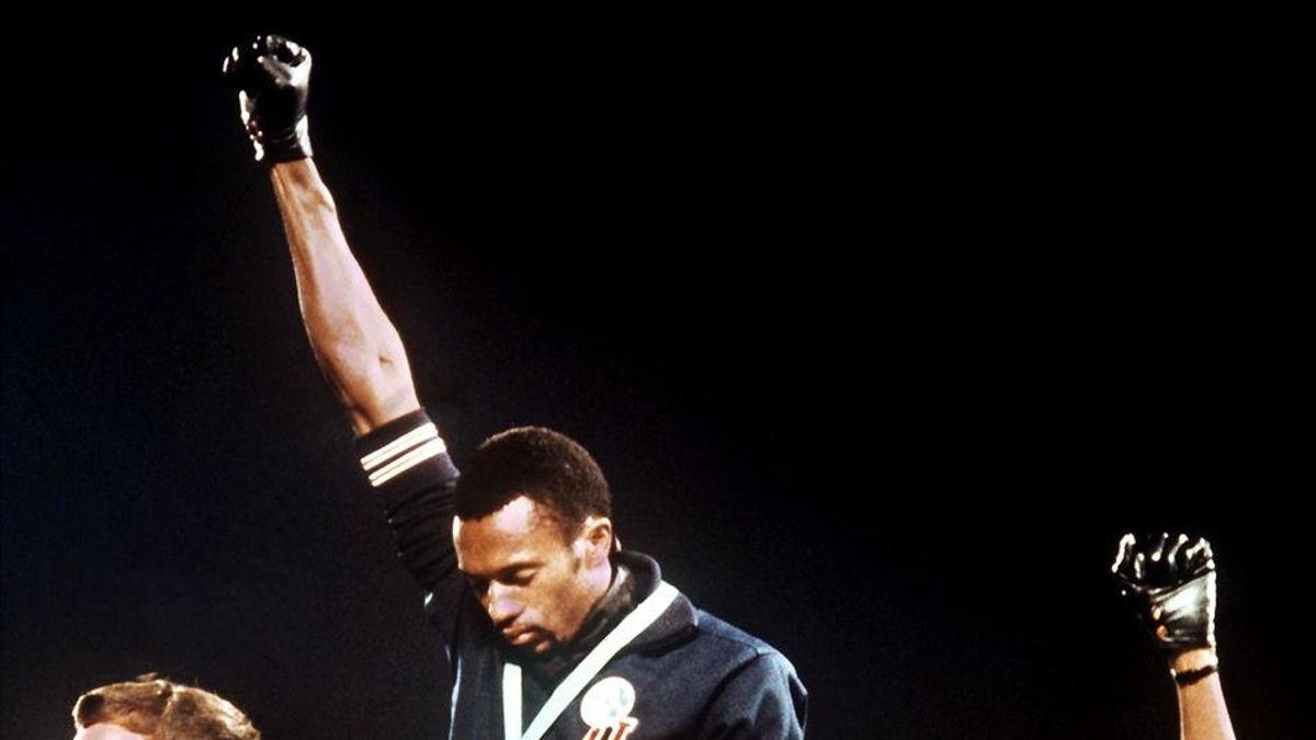 Icónica protesta de los Juegos Olímpicos de México de 1968, donde dos atletas estadounidenses, vestidos con ropa de la delegación de EE. UU. y guantes negros, levantan el puño en alto al recibir sus medallas. Este gesto es un símbolo del Black Power y una protesta contra el racismo y la discriminación en Estados Unidos. Los atletas, Tommie Smith (al centro, medalla de oro) y John Carlos (a la derecha, medalla de bronce),  fueron expulsados de los Juegos Olímpicos por el Comité Olímpico Internacional.