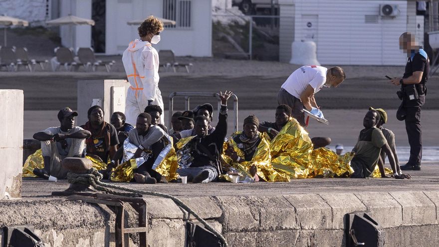 Llega un cayuco con 38 migrantes subsaharianos al sur de Tenerife