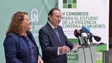 El consejero de Justicia y la directora general de violencia de género, durante la presentación del congreso.