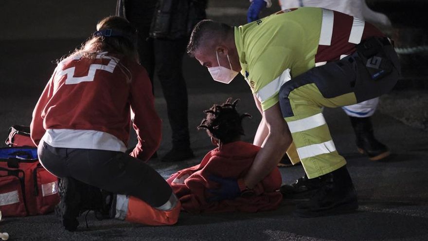 Salvamento Marítimo y Cruz Roja atienden a una de las menores rescatadas. EFE/ Angel Medina G.