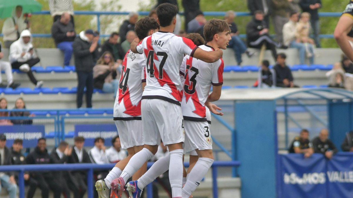 Unai (47) celebra un gol con sus compañeros del Rayo B