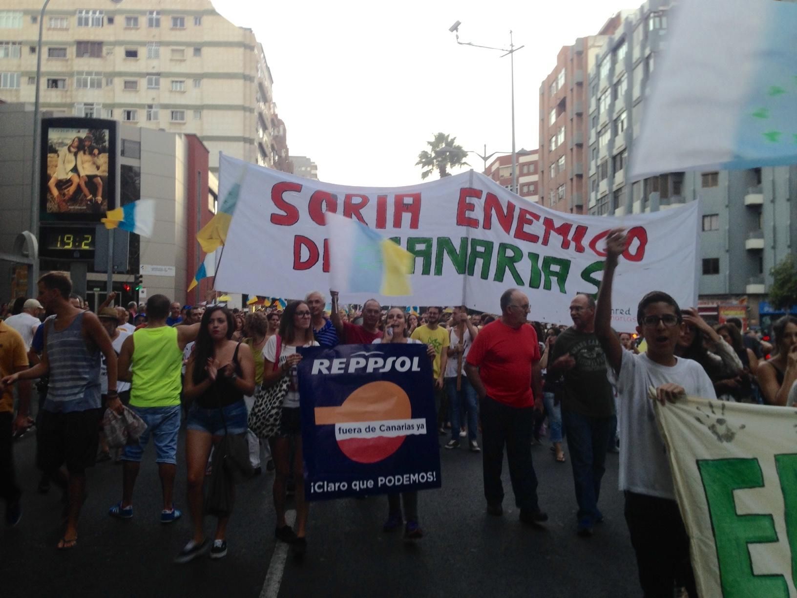 Manifestaciones contra las prospecciones petrolíferas de Repsol en aguas cercanas a Canarias.