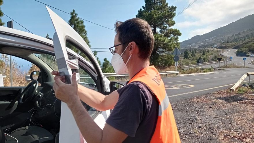 Un técnico del Involcan realiza  este domingo, 19 de septiembre, una primera estimación sobre la cantidad de dióxido de azufre (SO2) emitido a la atmósfera por el actual proceso eruptivo en Cumbre Vieja.