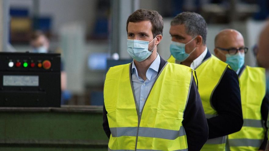 El presidente del Partido Popular, Pablo Casado, durante su visita a la empresa Transportes Aníbal Blanco en Ourense.