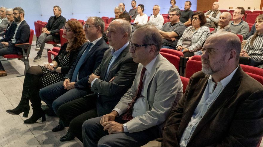 Las autoridades presencian el acto homenaje a Francisco Sánchez en La Palma.