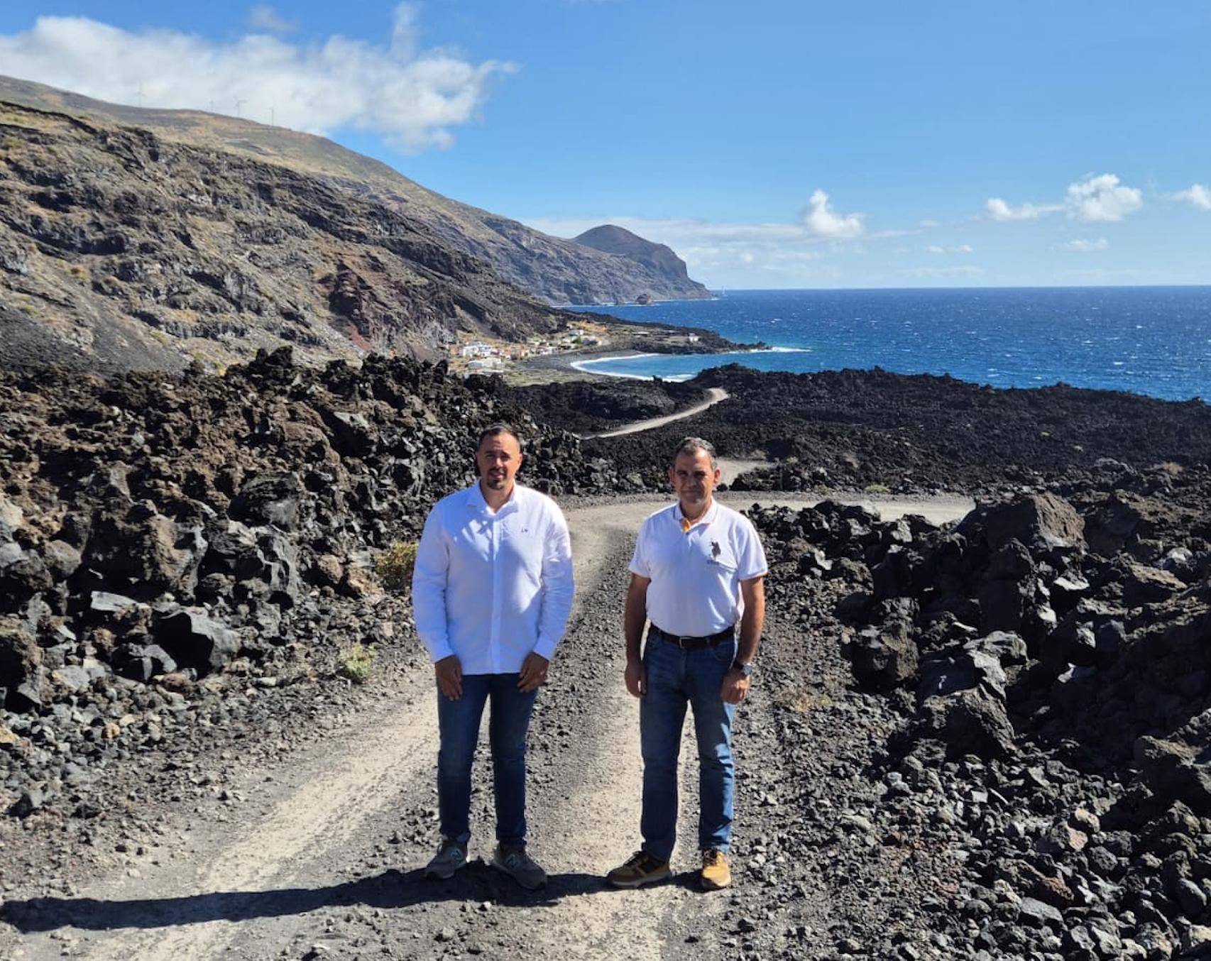 Idafe Hernández (i), alcalde de Villa de Mazo, y Luis Cabrera, concejal de Obras y Servicios.