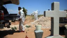 Un trabajador de una funeraria baja un ataúd con una víctima de COVID-19 el pasado martes en una zona asignada especialmente para muertos por COVID-19 a 30 kilómetros de Ciudad Juárez, en el panteón San Rafael de Ciudad Juárez, estado de Chihuahua (México).