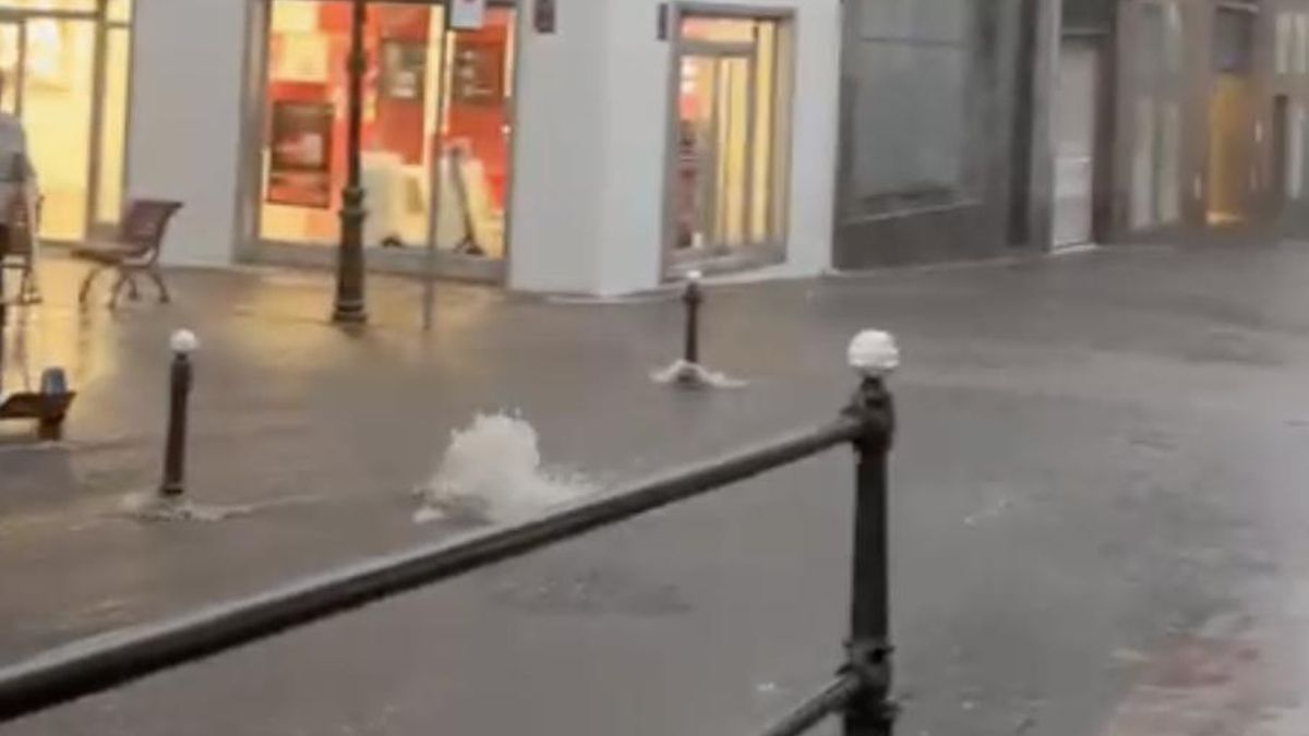 Una alcantarilla desbordada  en una calle de Los Llanos de Aridane por las intensas lluvias.