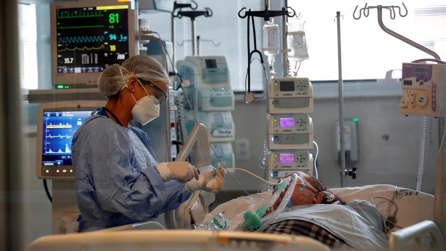 Una médica observa a un paciente en la Unidad de Cuidados de Intensivos, en el hospital Emilio Ribas en Sao Paulo (Brasil), en una fotografía de archivo.