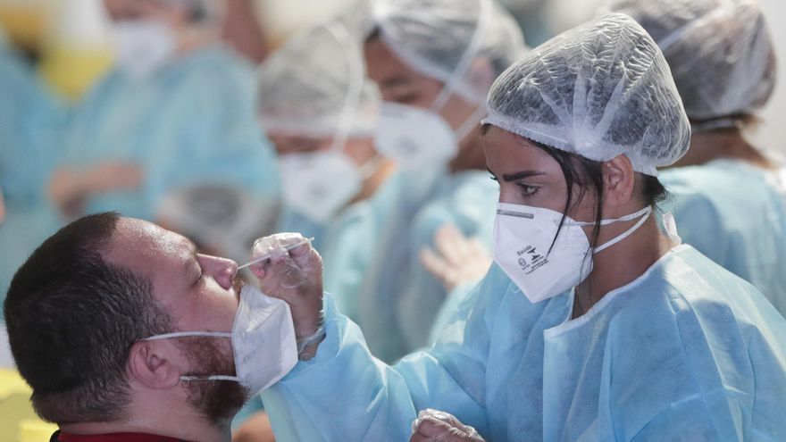 Un hombre fue registrado este jueves al someterse a una prueba de detección de la covid-19, en el megacentro de pruebas de diagnóstico, en el Estadio Maracaná, en Río de Janeiro (Brasil). EFE/André Coelho