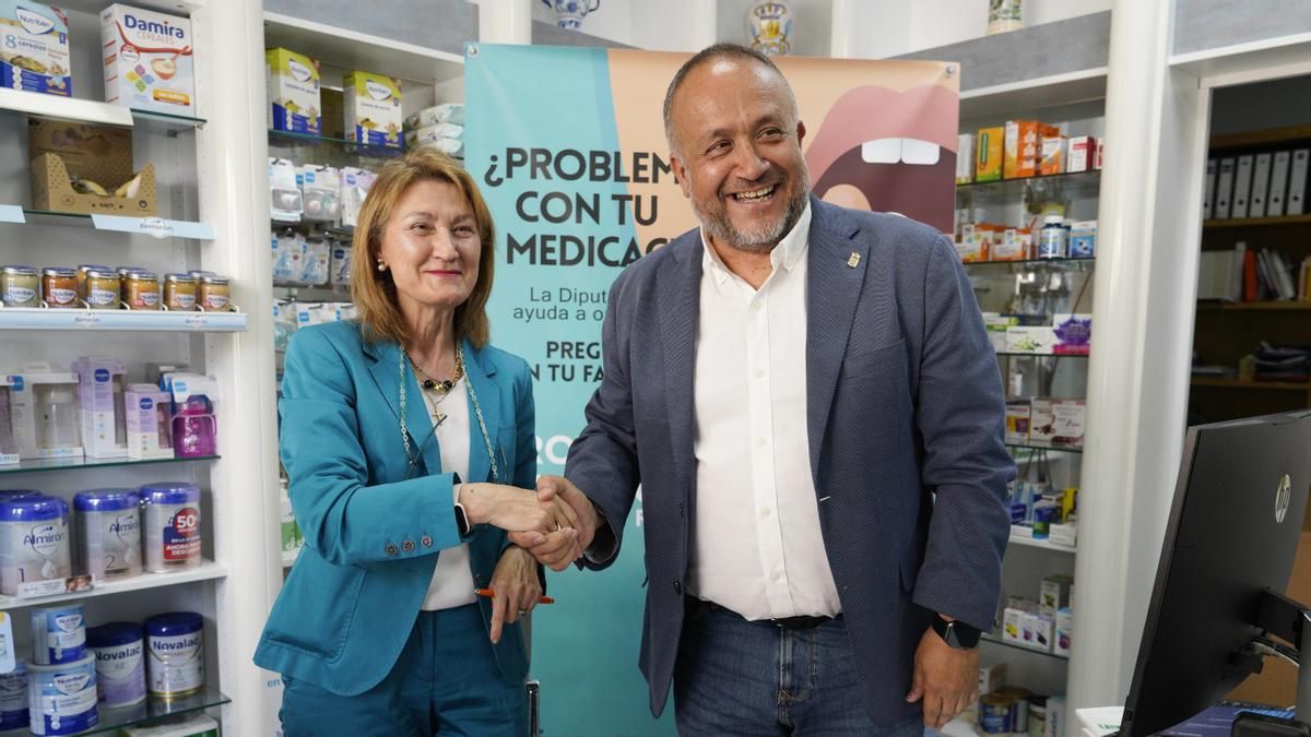 La Diputación y el Colegio de Farmacéuticos  renuevan el contrato para el servicio de atención personalizada en las farmacias rurales.