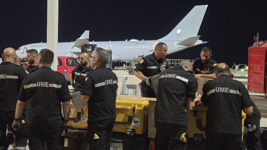 Militares de la UME antes de embarcar en el avión A330 que ha viajado a Venezuela.
