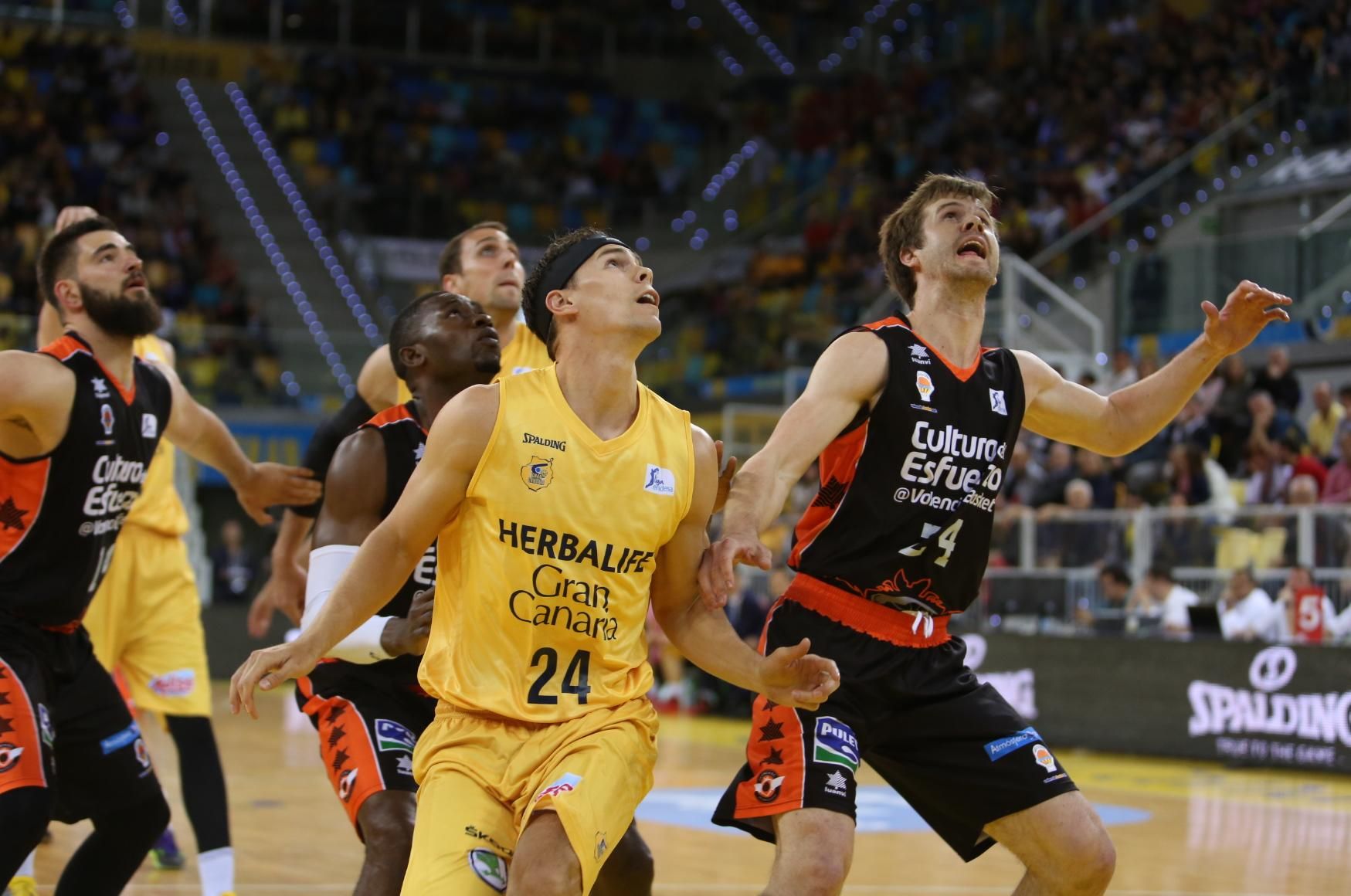 Imágenes del partido disputado entre el Herbalife Gran Canaria y el Valencia Basket. (Alejandro Ramos).