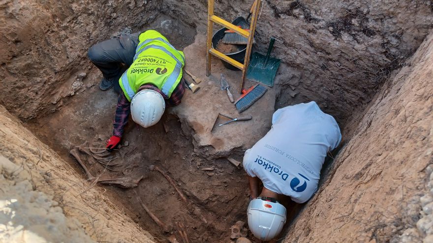 Dos arqueólogos trabajan en una fosa del cementerio de Alicante.