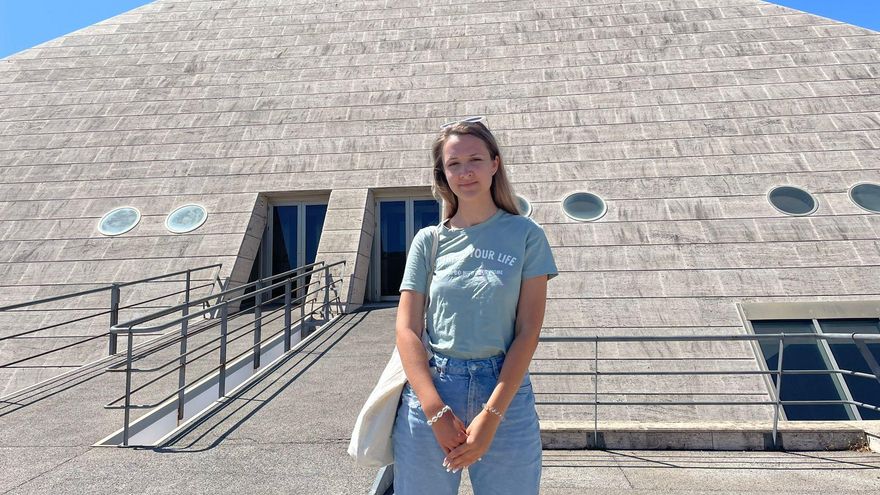 Kateryna frente a la Facultad de Periodismo de la Universidad de La Laguna