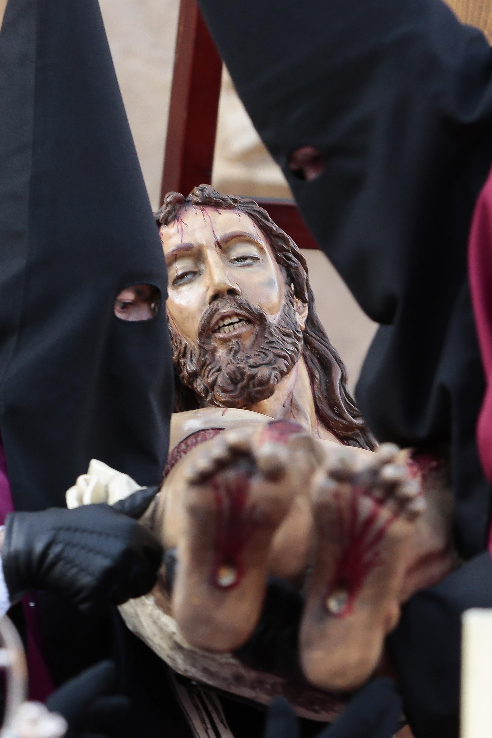 El Desenclavo de León baja a Jesús de la cruz frente a San Isidoro y ofrece su cuerpo a su madre