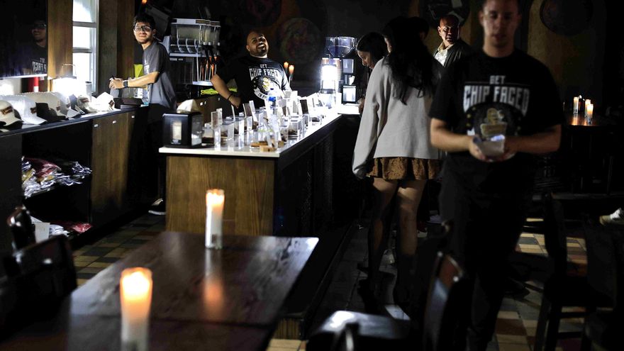 Al menos 28 clínicas y seis aeropuertos de Puerto Rico ya cuentan con luz tras el apagón