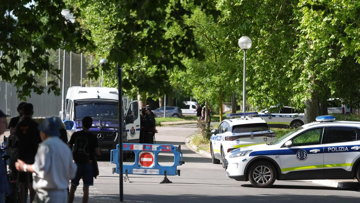 Despliegue de la Ertzaintza, la Policía Nacional y la Policía local en el entorno de las fábricas de URSSA y EGA