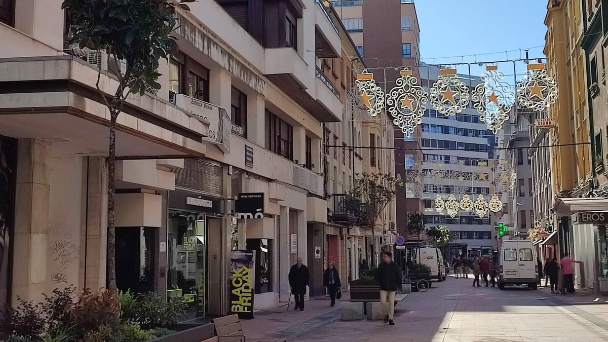 Calle Gil y Carrasco, peatonalizada en el centro de León.