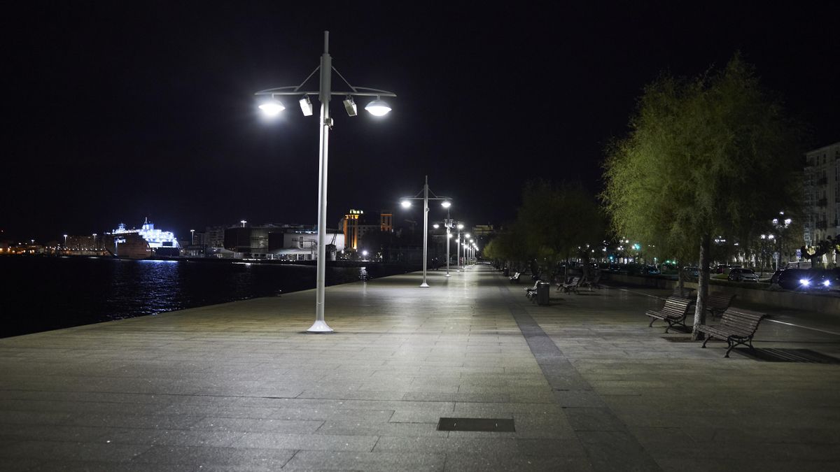 El paseo marítimo de Santander durante el horario de toque de queda.