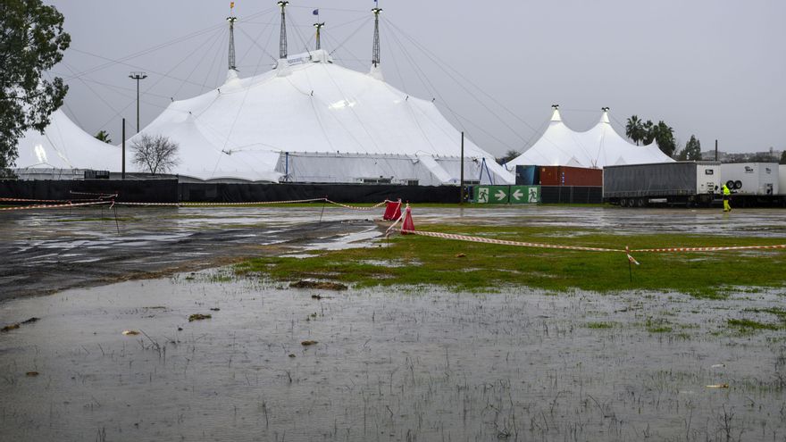 El Circo del Sol que se encuentra en el sevillano Charco de la Pava, a escasos metros del cauce del Guadalquivir y en el exterior del muro de contención, durante el paso de la borrasca Marta en Andalucía. EFE/ Raúl Caro.