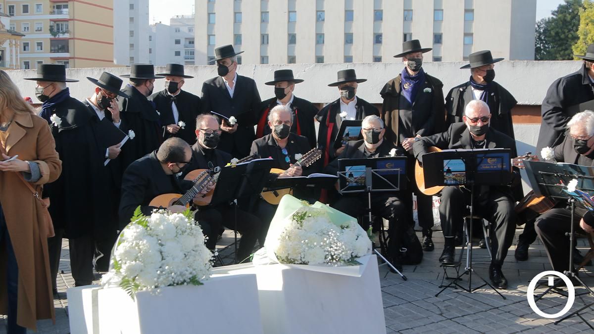 Ofrenda floral en recuerdo de María de los Ángeles García y María Soledad Muñoz