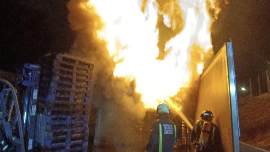 Bomberos de Tenerife intervienen en un incendio declarado en el polígono de Güímar