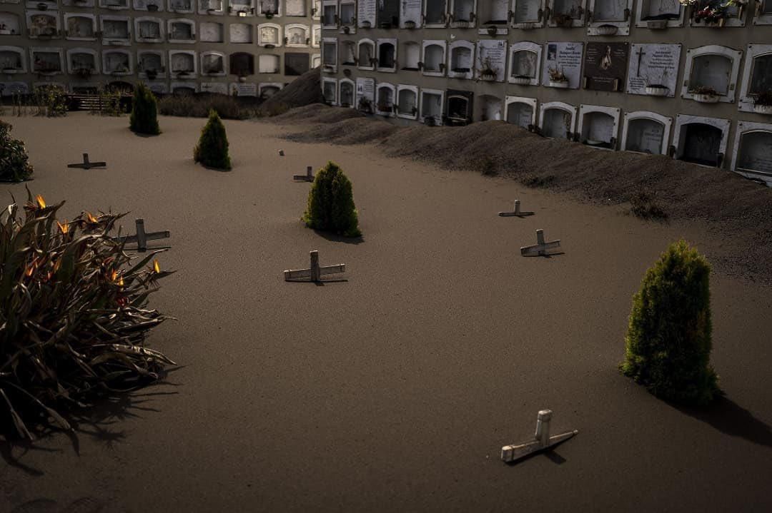 El cementerio de Las Manchas está cubierto de ceniza.