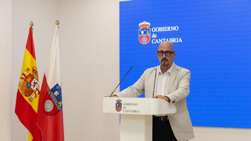 El consejero de Salud de Cantabria dice que fue "un funcionario" quien ordenó derivar pacientes a la sanidad privada
