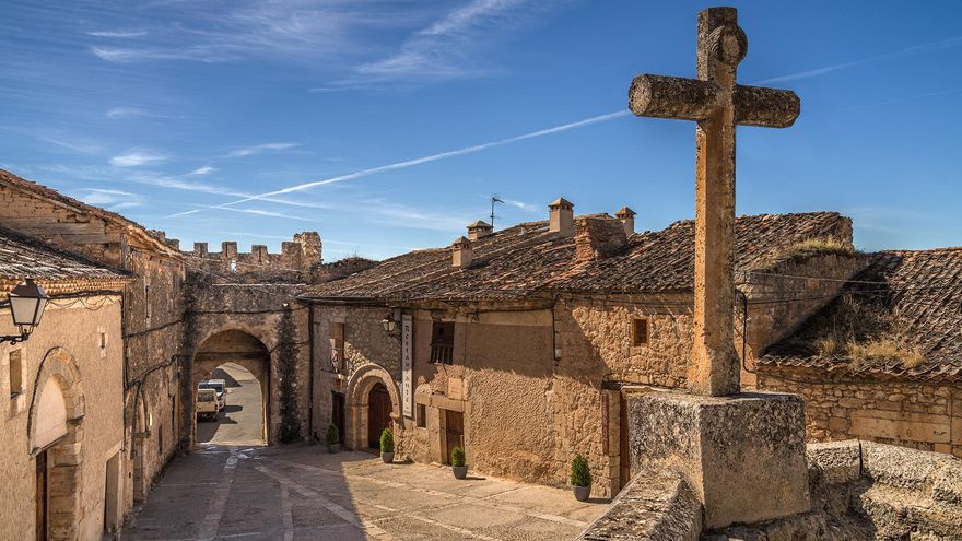 Maderuelo, el pueblo bonito de interior con historia medieval que invita a recorrer sus calles y senderos