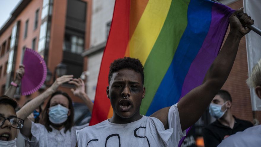 Uno de los manifestantes ondea una bandera LGTBI.