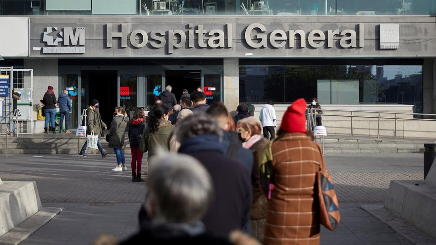 Decenas de madrileños hacen cola para realizarse un test de antígenos este jueves en el hospital de La Paz, destinado exclusivamente para personas con sintomatología compatible con el virus COVID-.