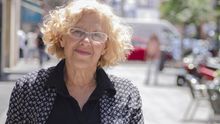 Manuela Carmena, en la Gran Vía de Madrid. / Alejandro Navarro