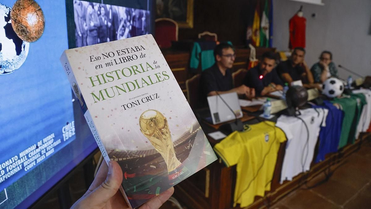 Presentación del libro 'Eso no estaba en mi libro de Historia de los Mundiales' de Toni Cruz