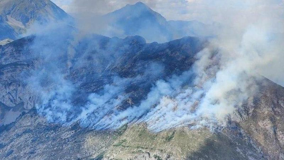 Sábado de "muy alto" riesgo de incendios en León: mejoran tres de los más graves y continúa preocupando Congosto
