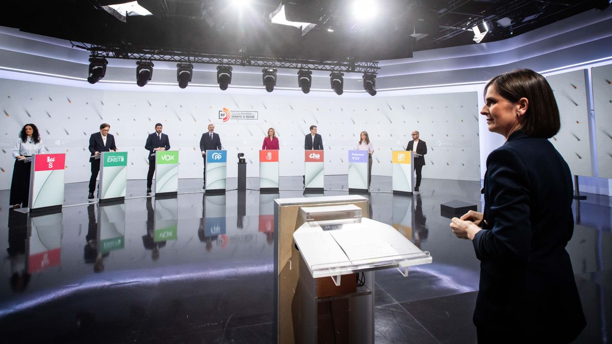 Un momento antes del debate a ocho en Aragón TV, con la moderadora, Ana Laiglesia, en primer plano.