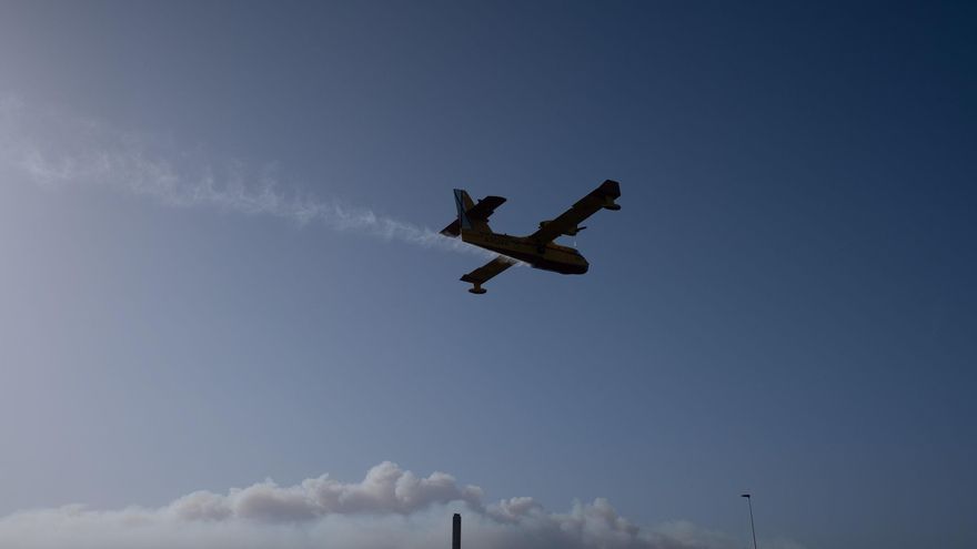 Un hidroavión carga agua en el Puerto de Granadilla (Tenerife) durante las labores de extinción del incendio declarado en el municipio tinerfeño de Arico