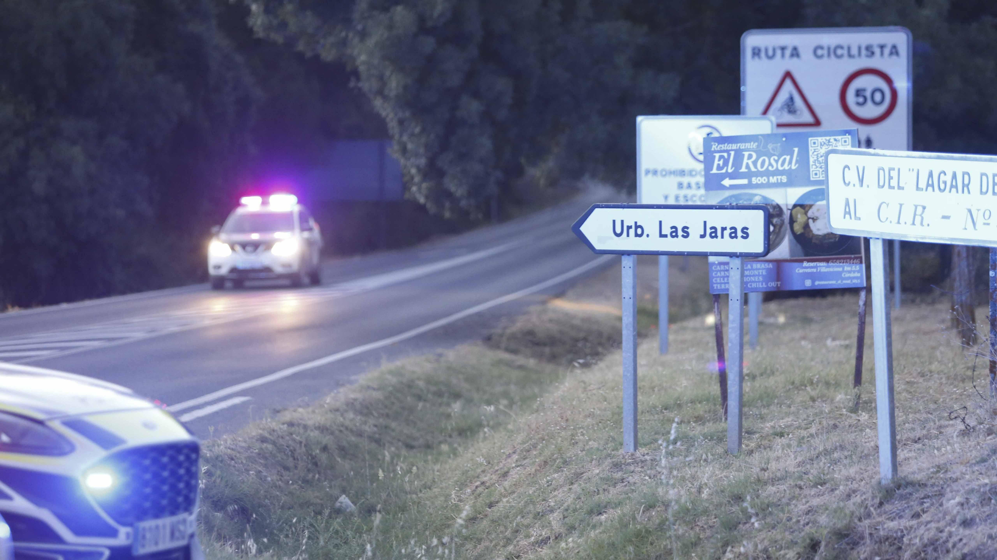 La carretera CO 3405 cortada tras el incendio forestal en Las Jaras