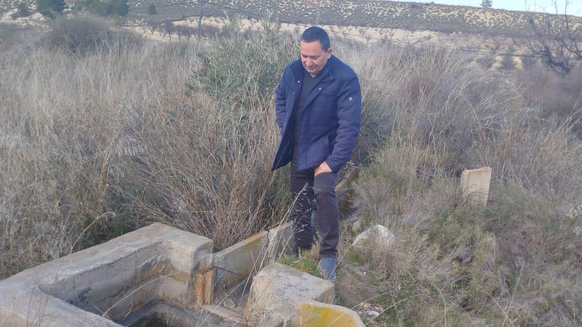 Pedro, el guardia del agua, en una de las canalizaciones de riego de El Boquerón