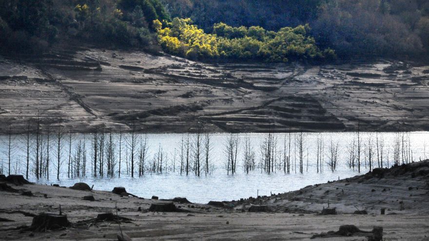 El uso del agua embalsada para producir electricidad y la sequía, tras un otoño con menos precipitaciones de las habituales y el mes de enero más seco en la última década en Galicia, cambian el paisaje del embalse de Lindoso.