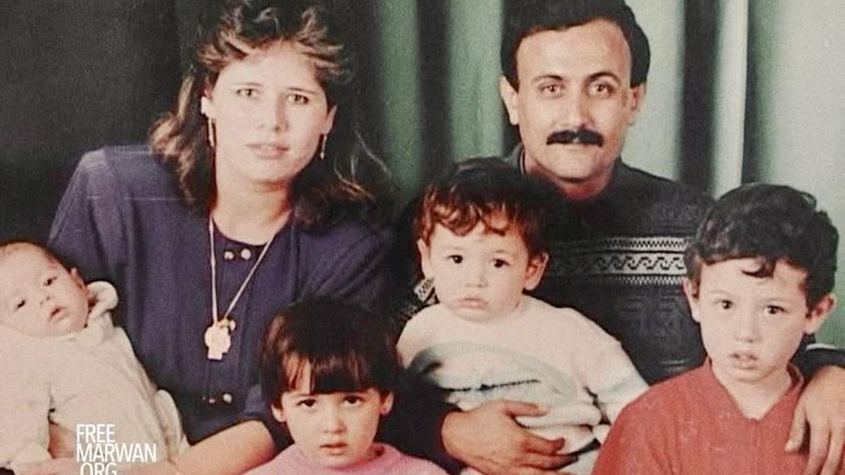 Marwan y Fadwa Barghouti, en los años noventa, con sus cuatro hijos