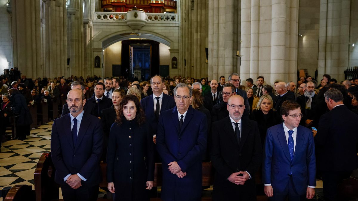 Lágrimas contenidas, turistas despistados y una hora de tregua política en el funeral de Ayuso por Adamuz: "Reina el silencio"