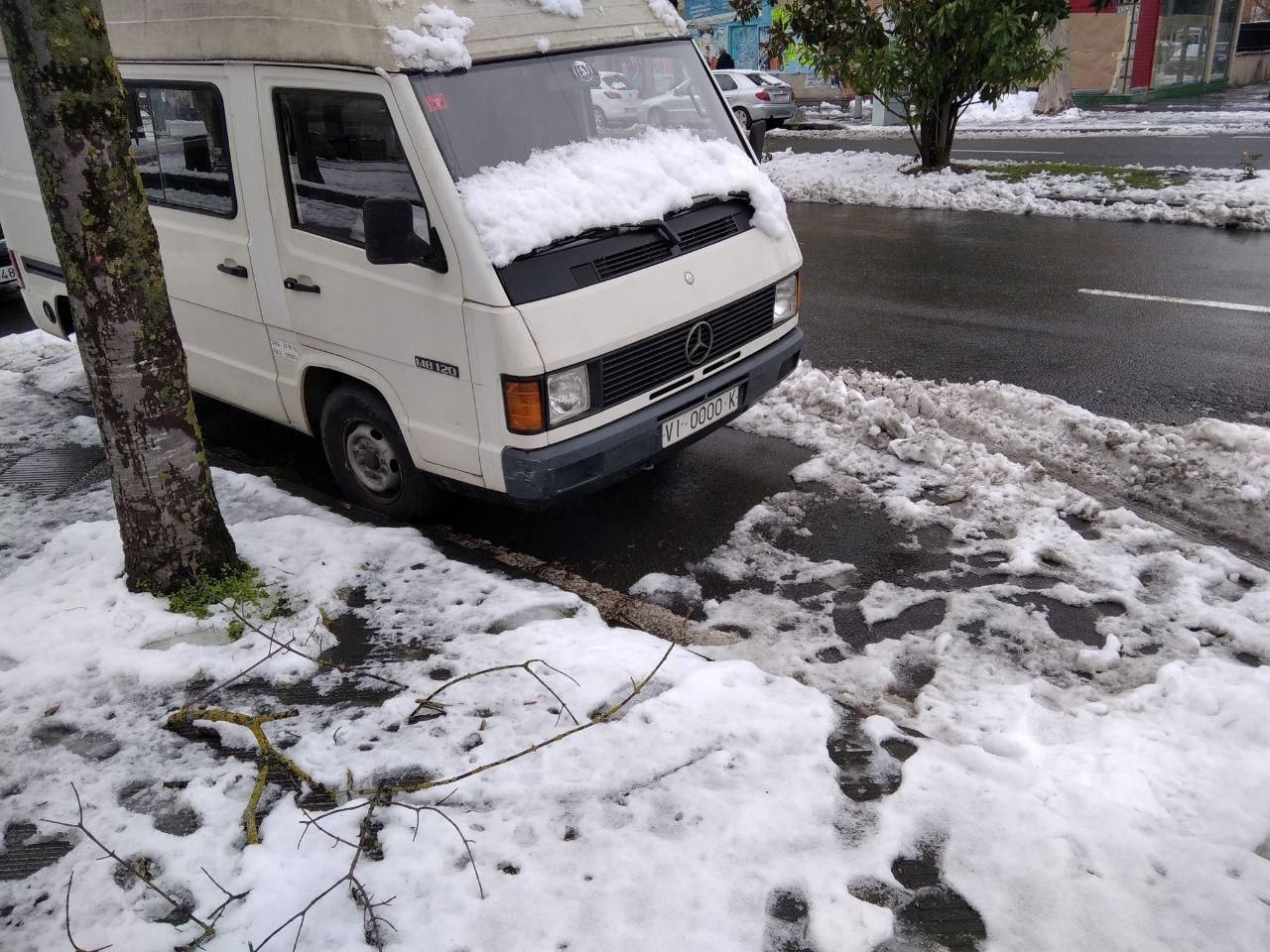Una Mercedes-Benz MB 120, con matrícula VI - 0000 - K, de 1988