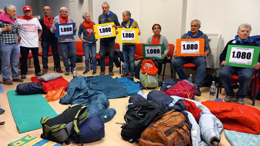 "Estamos aquí por justicia": Primer día de encierro y ayuno de los pensionistas vascos por pensiones de 1.080 euros