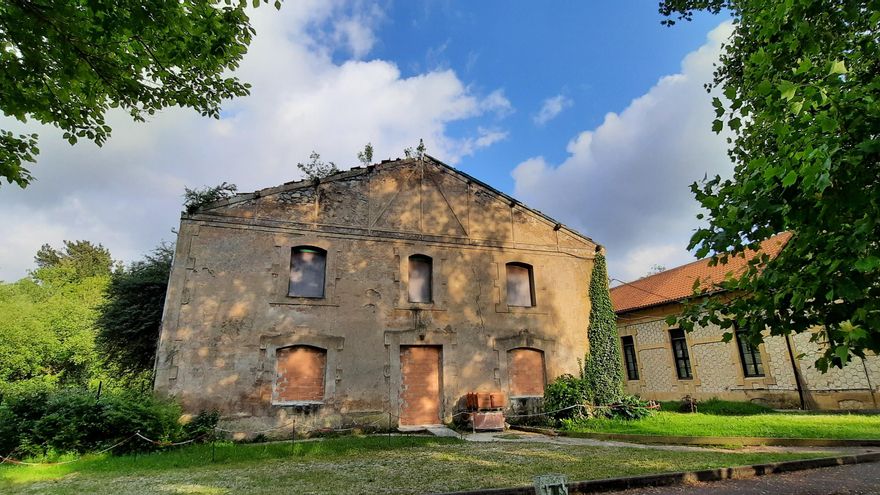 Fachada principal del frontón de Zorroaga