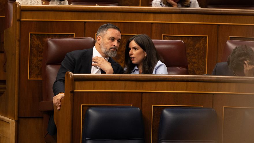 El líder de Vox, Santiago Abascal, y la portavoz de Vox en el Congreso, Pepa Millán, en el Congreso de los Diputados, a 22 de julio de 2025, en Madrid (España).
